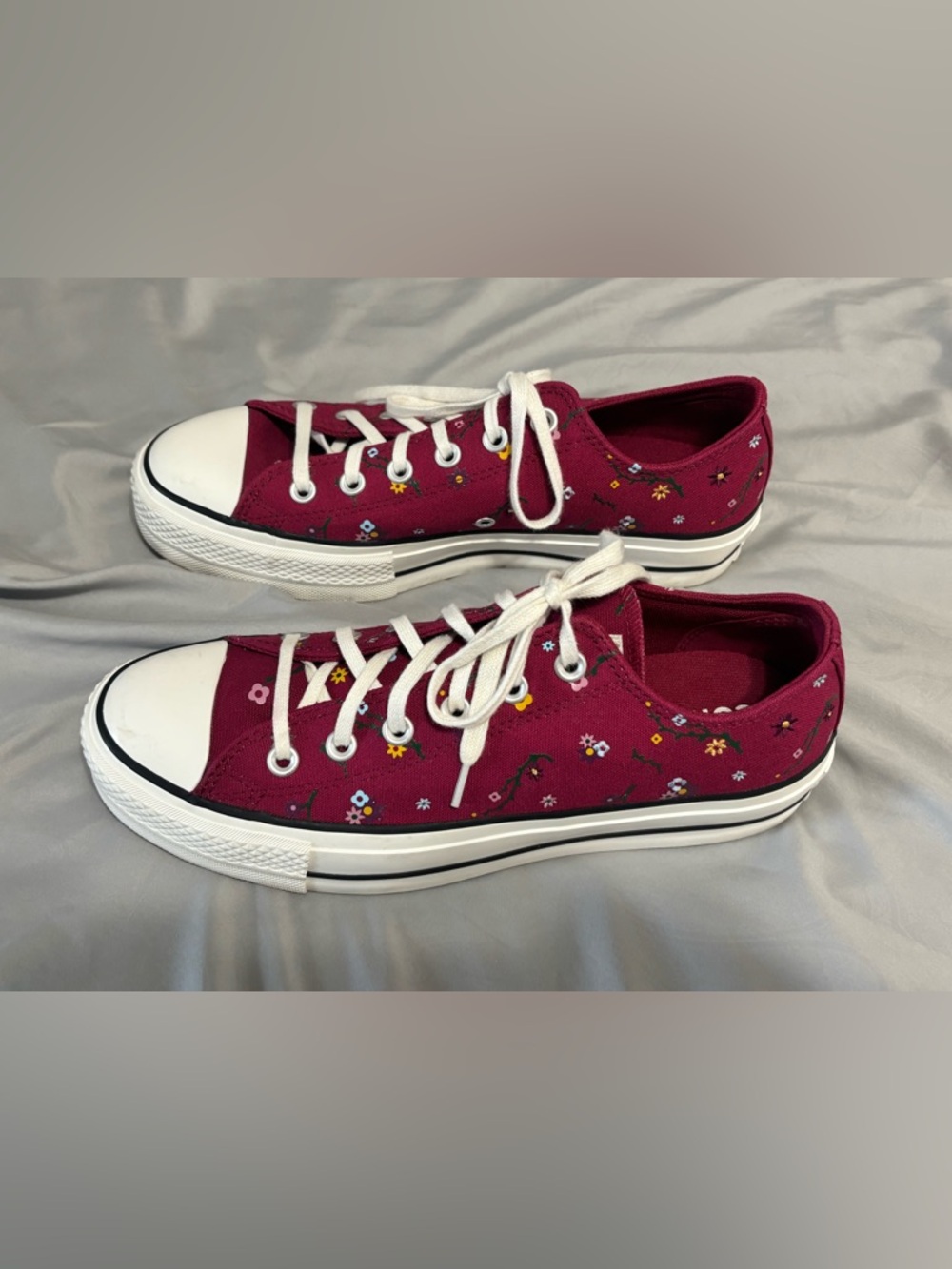 Women’s Converse tennis shoes - They are adorable! Worn once - Picture 2 of 4